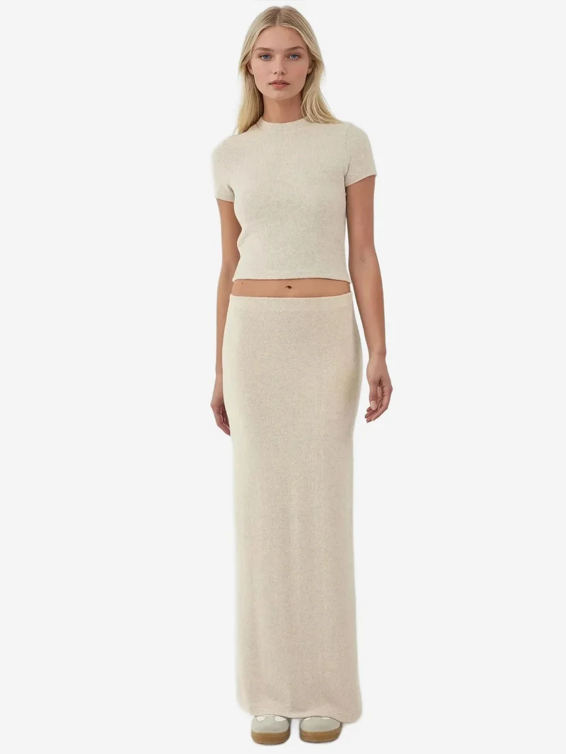 هيكاب تنورة ناعمة بنسيج مميز وخصر مطاطي بفتحة جانبية