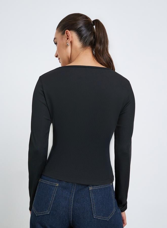 ستايلي تيشيرت بأكمام طويلة وتفاصيل مضلعة - Image 5