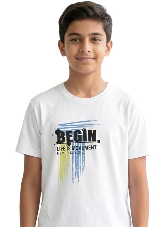 تيشيرت أبيض مطبوع عليه عبارة "بداية الحياة هي الحركة" للأولاد، بأكمام قصيرة