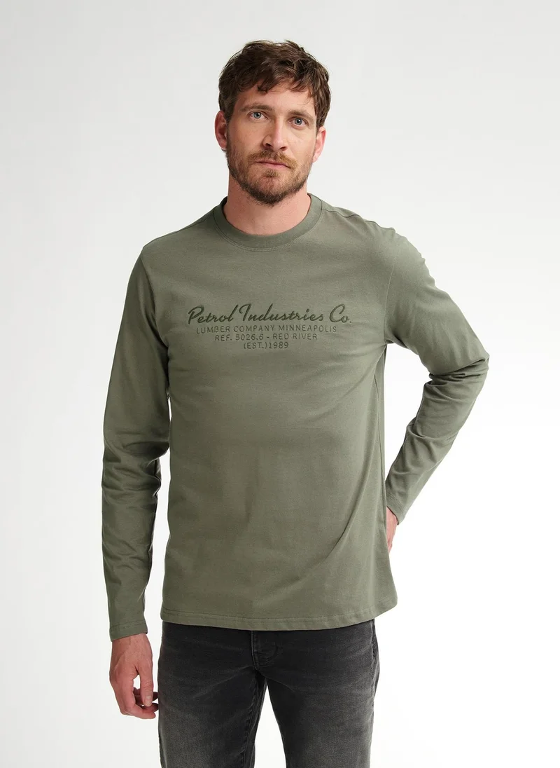 بترول اندستريز تيشيرت رجالي بأكمام طويلة وطبعة كلاسيكية