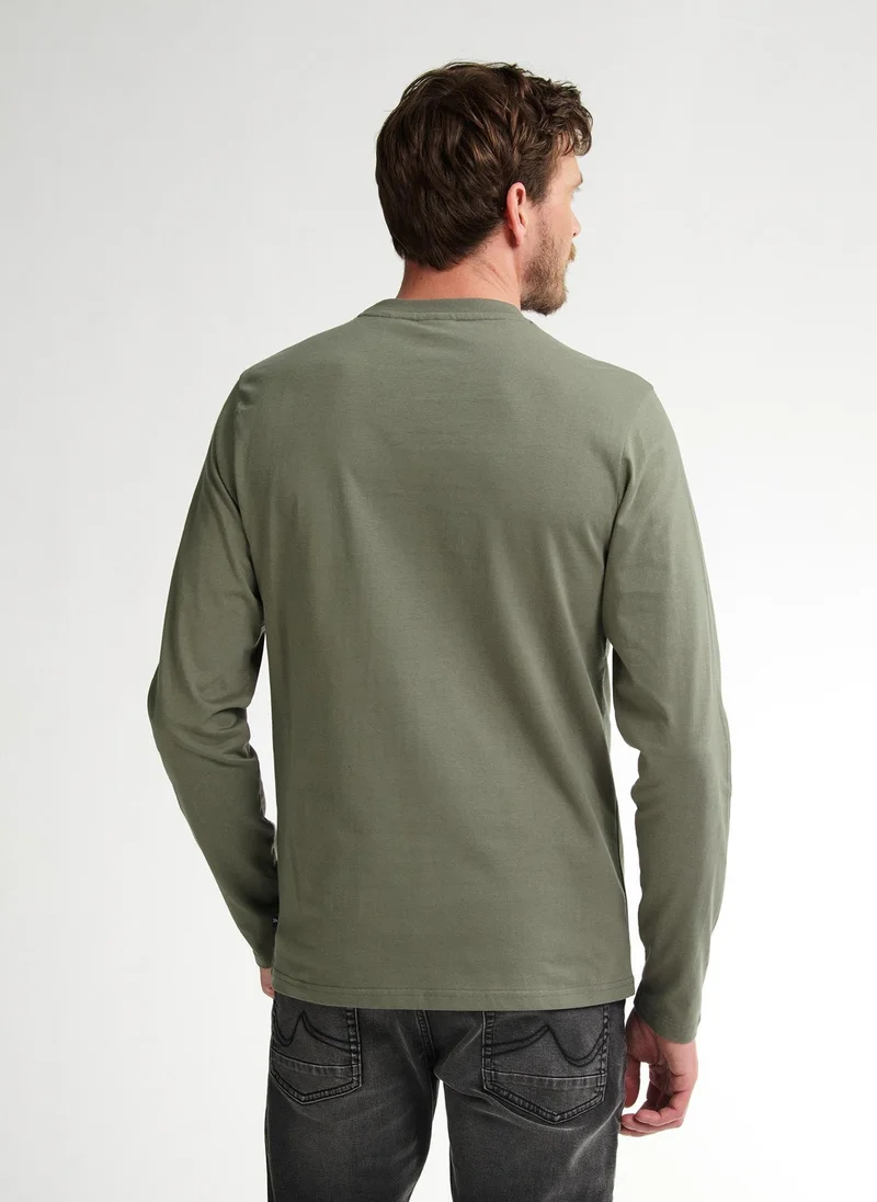 بترول اندستريز تيشيرت رجالي بأكمام طويلة وطبعة كلاسيكية