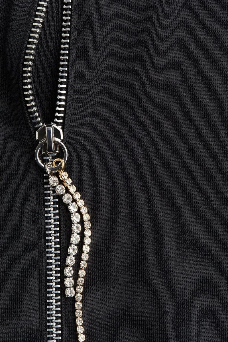 اتش اند ام بلوزة بسحاب مزينة بأحجار الراين