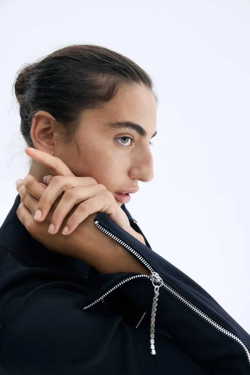 اتش اند ام بلوزة بسحاب مزينة بأحجار الراين