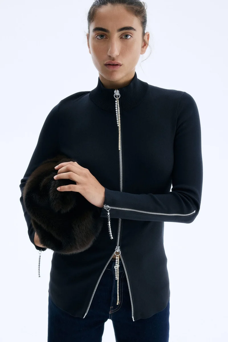 اتش اند ام بلوزة بسحاب مزينة بأحجار الراين