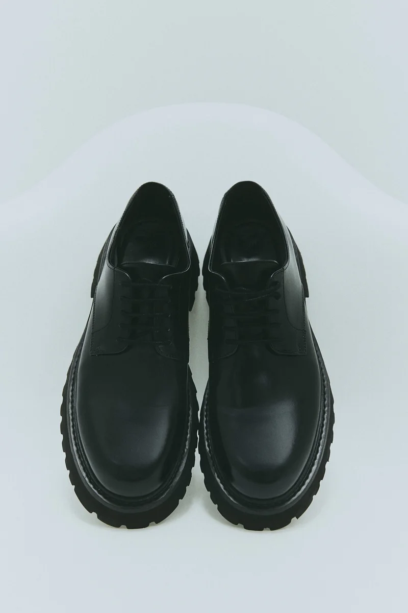 اتش اند ام بنطلون بقصّة عادية وكسرات على الساقين