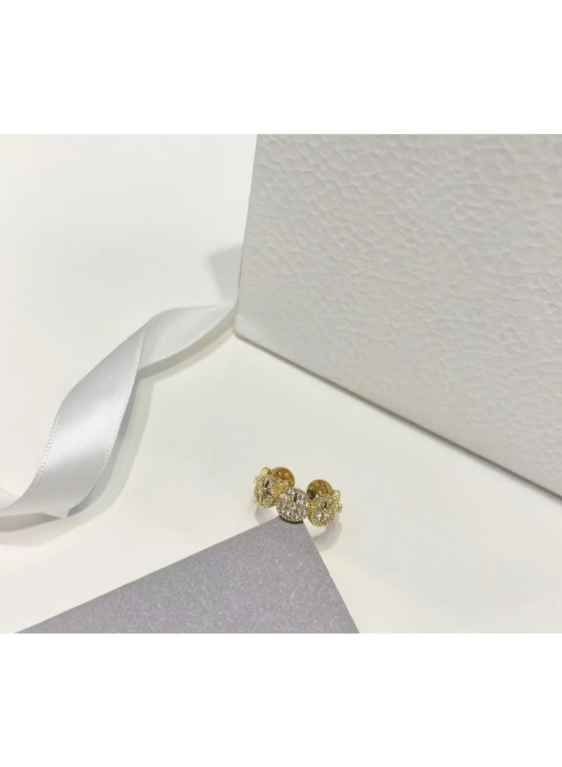 The ring is fashionable with all copper gold-plated craftsmanship, shining and beautiful