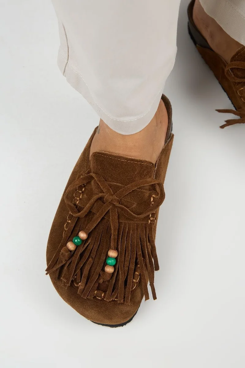 مانجيرو قباقيب نسائية من الجلد الطبيعي من مانيجيرو ماليندا، مزينة بشرابة وخرز، باللون البني الفاتح