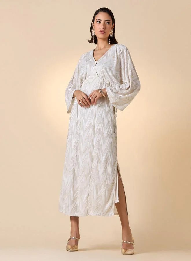 ايكونيك فستان أيقوني بياقة على شكل حرف  مزين بنقوش وفتحة جانبية