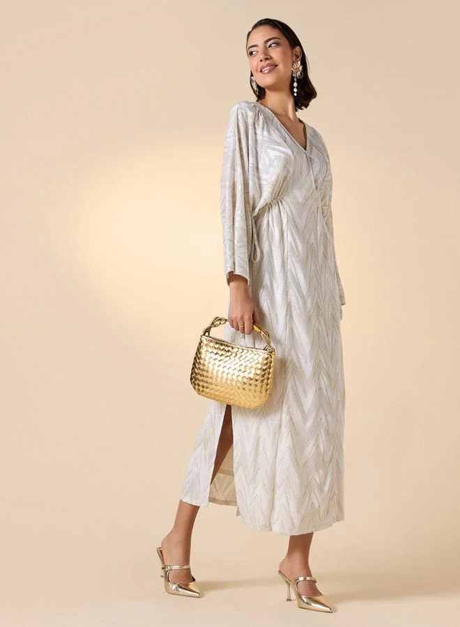 ايكونيك فستان أيقوني بياقة على شكل حرف  مزين بنقوش وفتحة جانبية