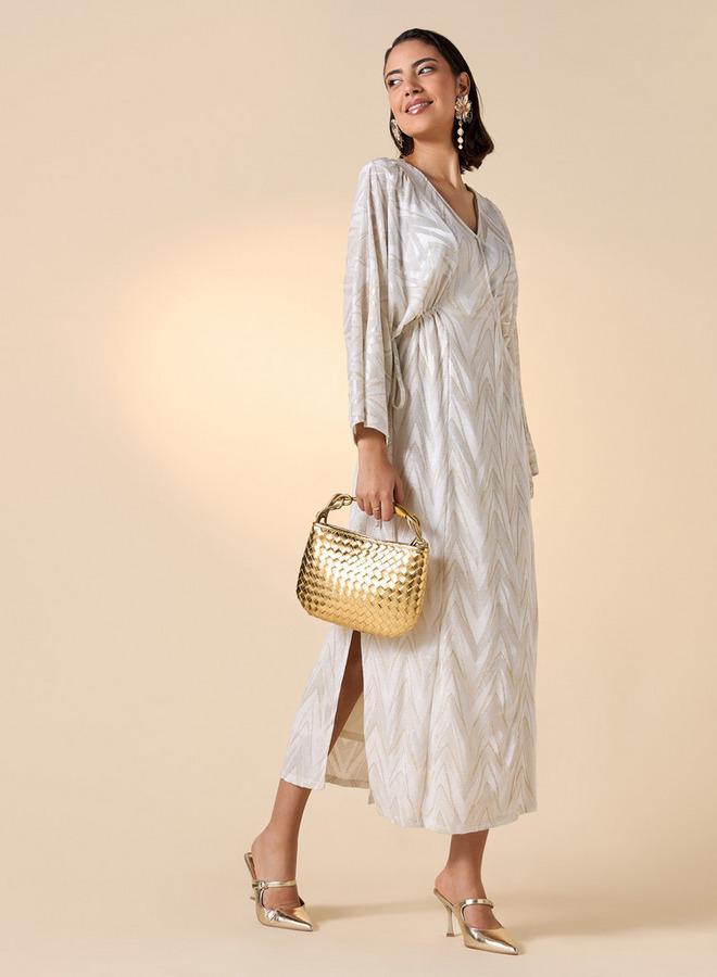 ايكونيك فستان أيقوني بياقة على شكل حرف  مزين بنقوش وفتحة جانبية - Image 2