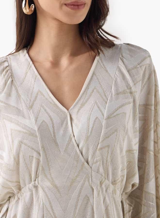 ايكونيك فستان أيقوني بياقة على شكل حرف  مزين بنقوش وفتحة جانبية - Image 4