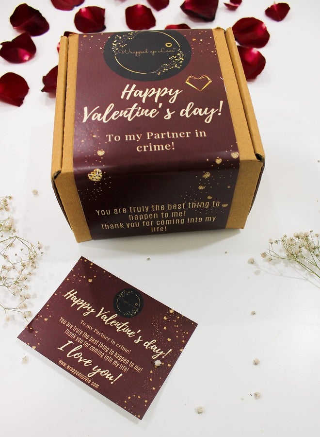 Wrapped up Love مجموعة هدايا شموع معطرة صغيرة لعيد الحب من Wrapped up Love - (قهوة محمصة، مسك فانيليا، لحن بحري) عبوة من 3 قطع (أحمر) - Image 4