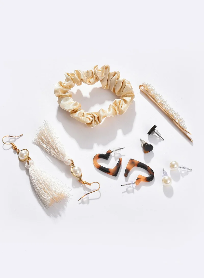 SOHI Off White & Brown Brass Artificial Necklace Jewellery