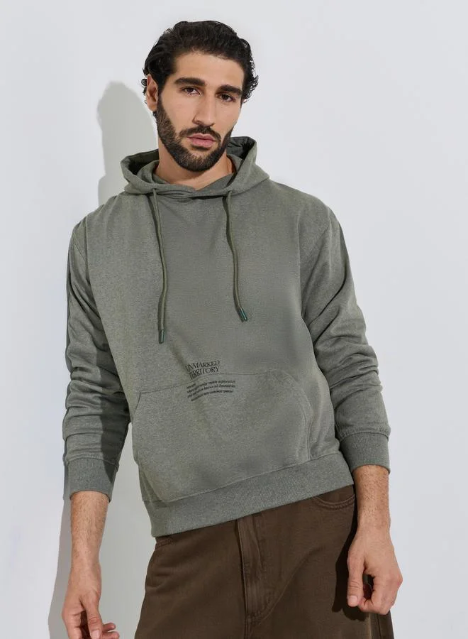 ستايلي Men Olive Minimal Pocket Statement Print Relaxed Hoodie
