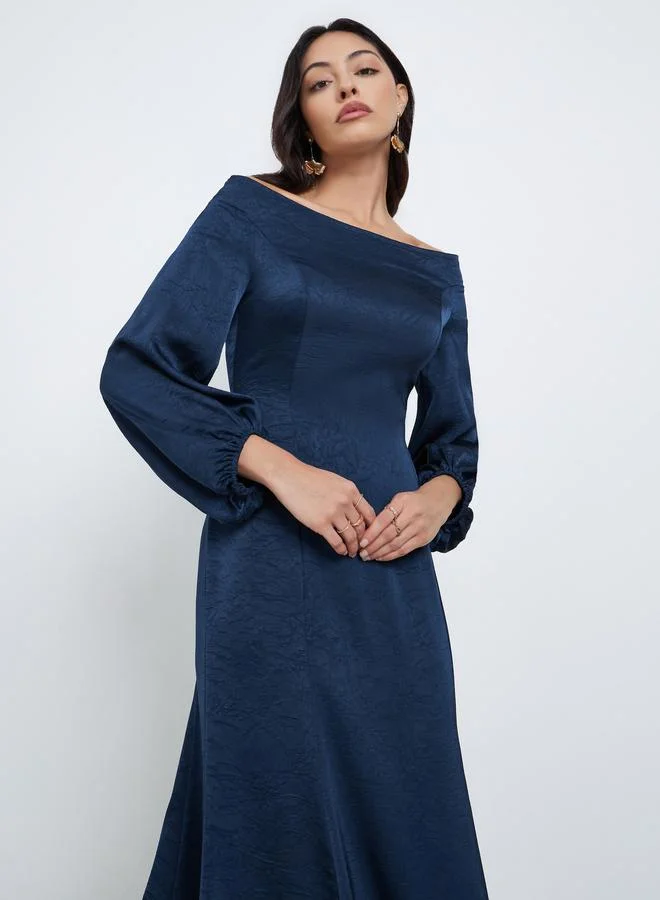 ستايلي فستان سهرة طويل بأكتاف مكشوفة