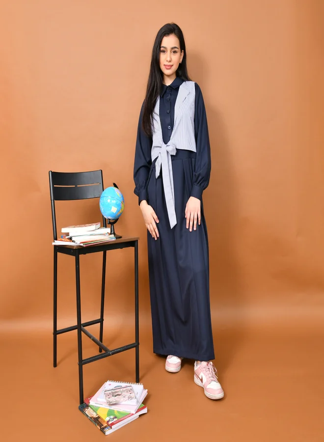 عبايات حوراء مريول أنيق بأكمام طويلة وياقة رسمية مرفق مع فيست مخطط بربطة لإطلالة عصرية ومميّزة- ثانوي(كحلي)