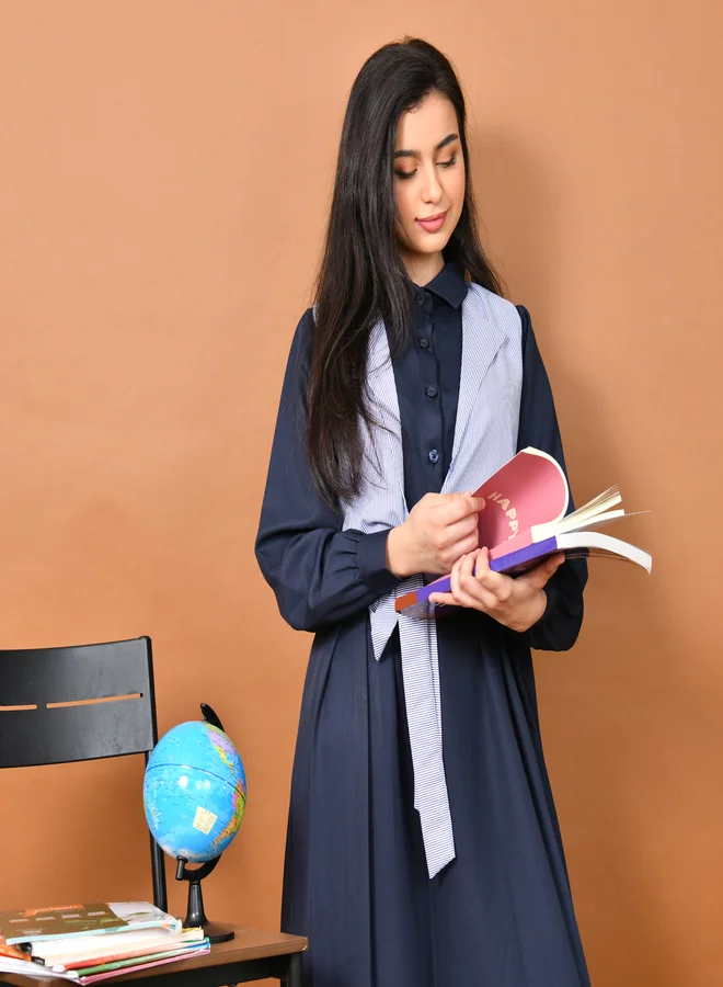 عبايات حوراء مريول أنيق بأكمام طويلة وياقة رسمية مرفق مع فيست مخطط بربطة لإطلالة عصرية ومميّزة- ثانوي(كحلي)