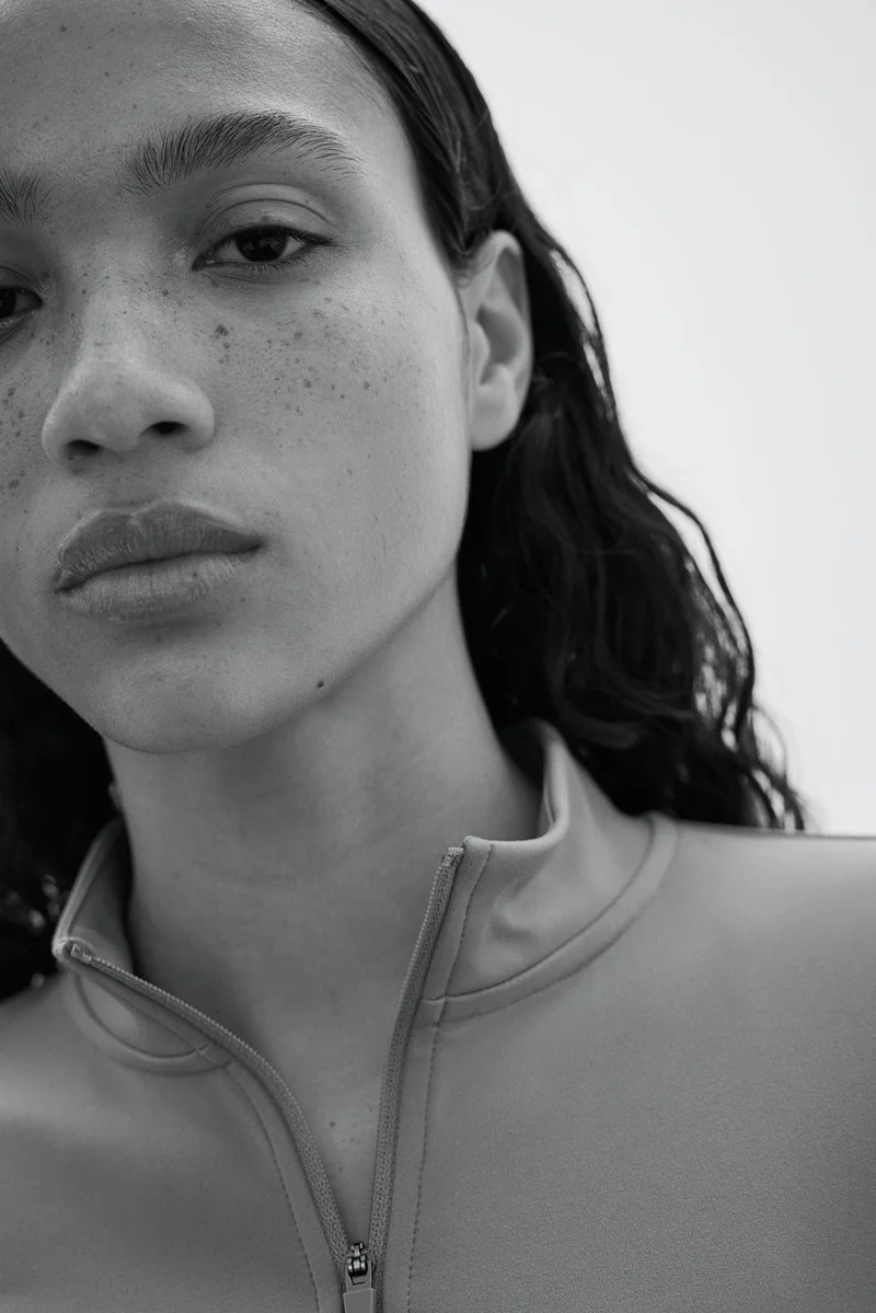 اتش اند ام جاكيت رياضي من نسيج سوفت موف