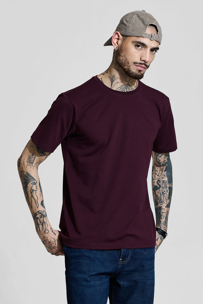 سنيتش تيشيرت بياقة دائرية بقصة ضيقة ومرونة رباعية باللون العنابي