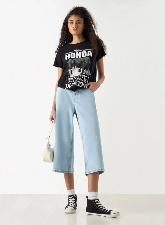 اس بي كاركترز تيشيرت بأكمام قصيرة وياقة ضيقة وطبعات