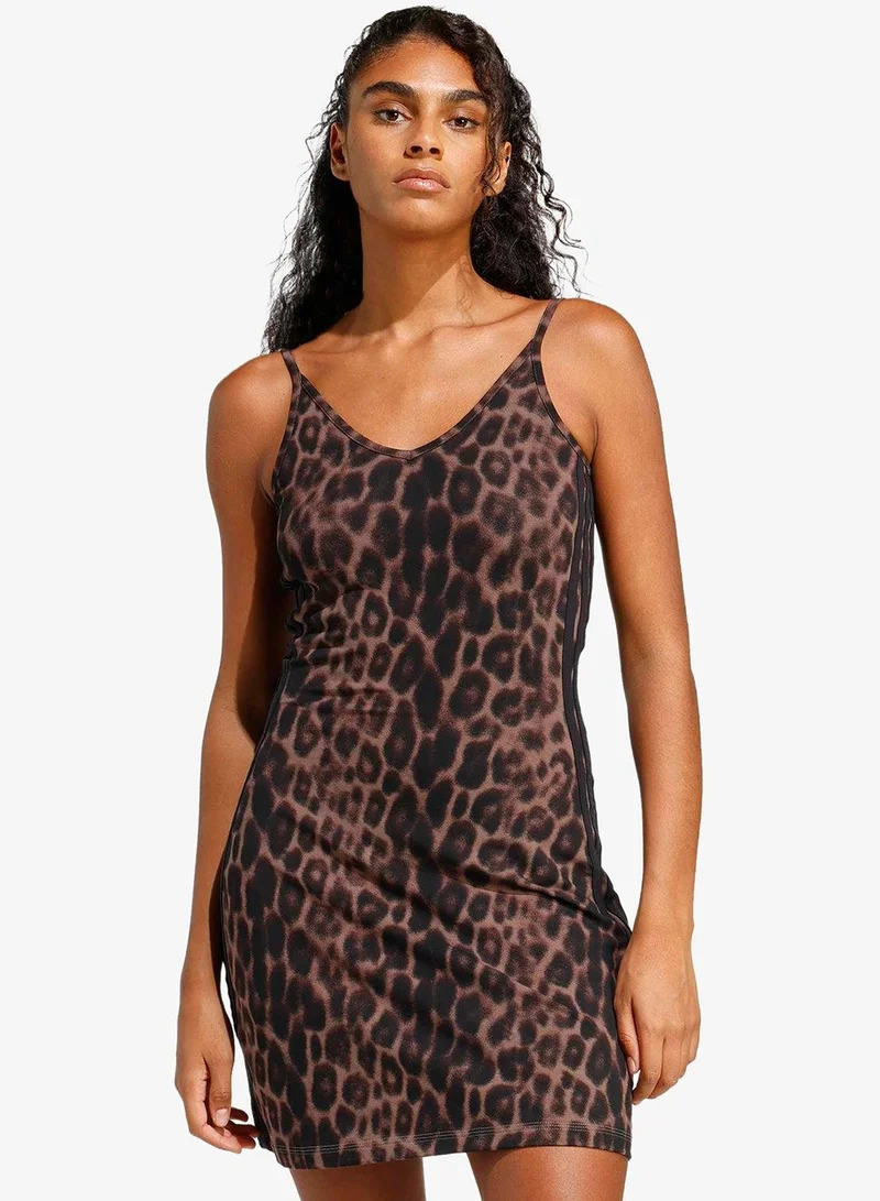 اديداس فستان قصير بنقشة فهد وشعار الخطوط الثلاثة من تشكيلة Seasonal Essentials