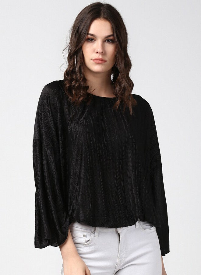 StyleStone بلوزة ساتان سوداء من ستايل ستون للنساء بتصميم منقوش وأكمام جرسية - Image 1