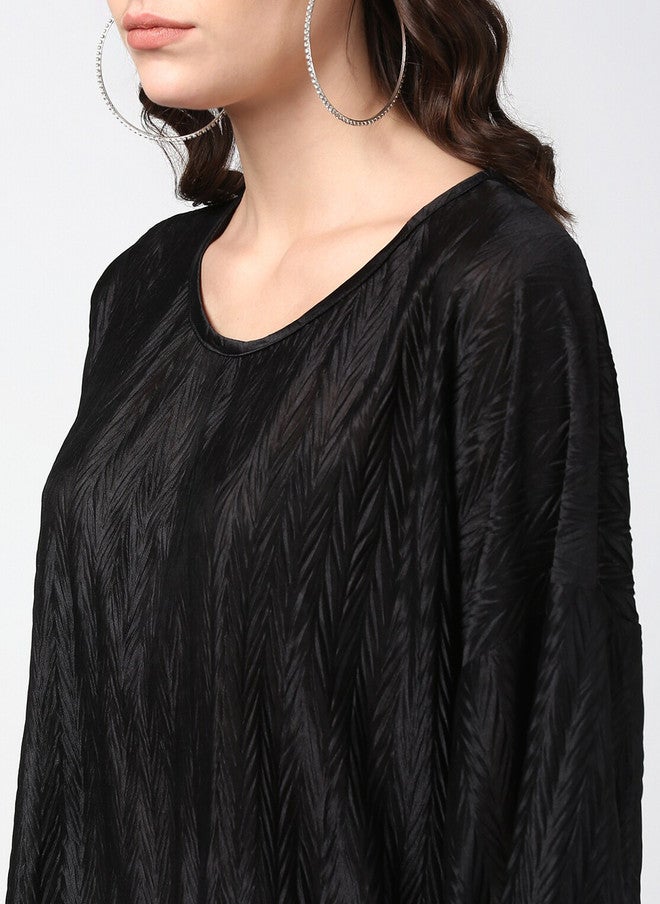 StyleStone بلوزة ساتان سوداء من ستايل ستون للنساء بتصميم منقوش وأكمام جرسية - Image 2