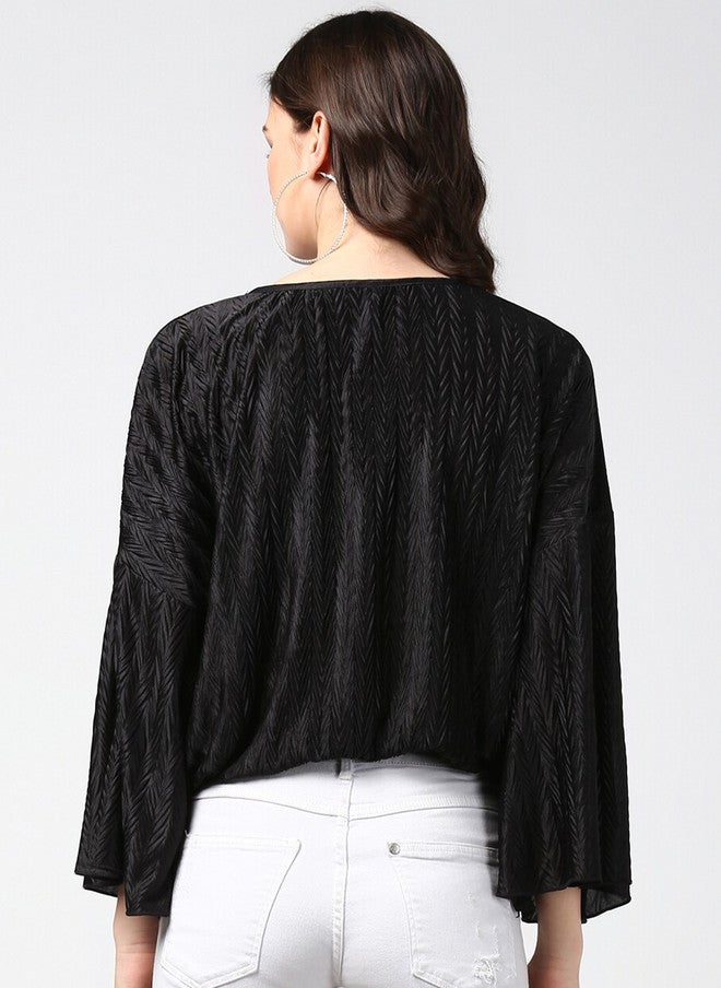 StyleStone بلوزة ساتان سوداء من ستايل ستون للنساء بتصميم منقوش وأكمام جرسية - Image 5