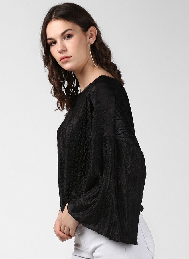 StyleStone بلوزة ساتان سوداء من ستايل ستون للنساء بتصميم منقوش وأكمام جرسية - Image 4