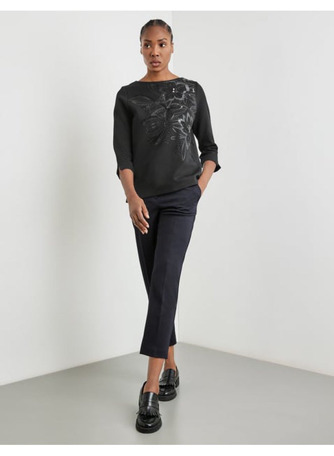 GERRY WEBER قميص بأكمام 3/4 مع زخارف نباتية مصنوعة من الترتر والأحجار الزخرفية  - Image 2