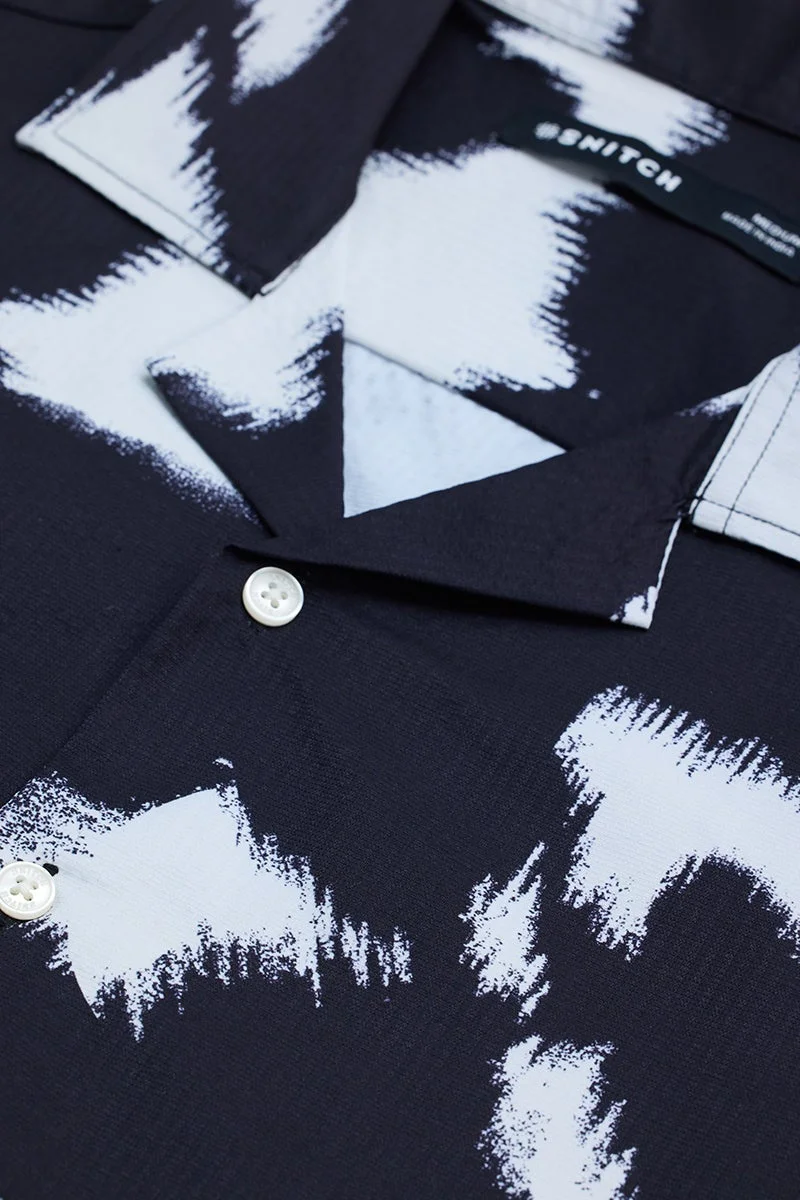 سنيتش قميص أسود بقصة صندوقية تجريدية