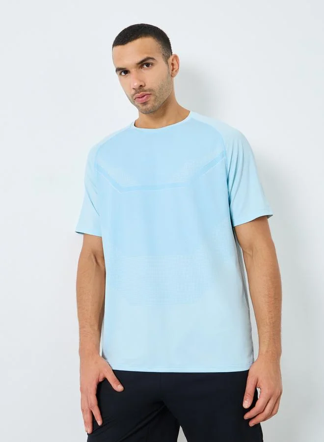 ستايلي اكتيف تيشيرت بقصة عادية وتفاصيل طباعة من الأمام