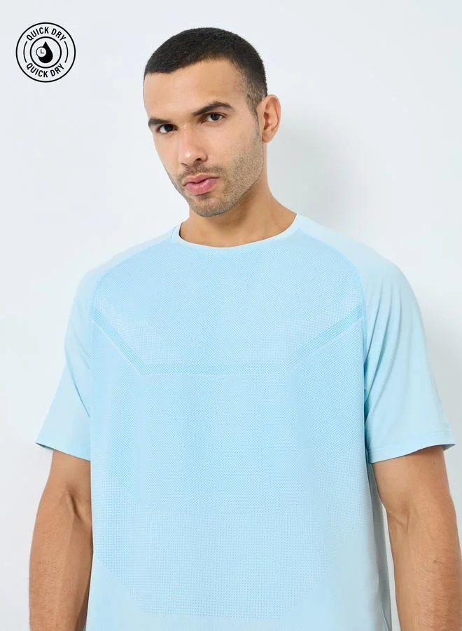 ستايلي اكتيف تيشيرت بقصة عادية وتفاصيل طباعة من الأمام