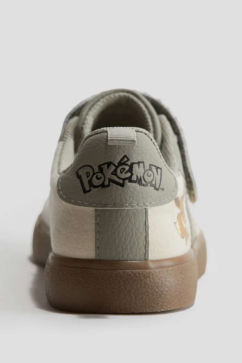 اتش اند ام حذاء رياضي بطبعة