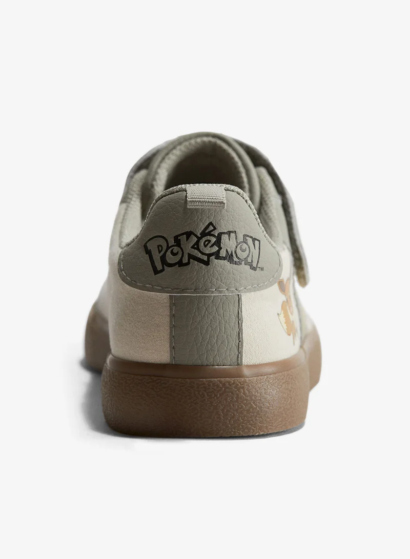 اتش اند ام حذاء رياضي بطبعة