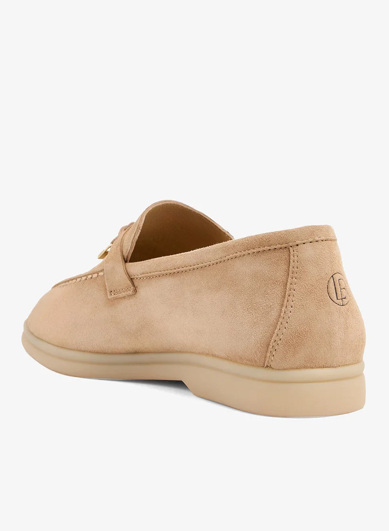 لوريان أديبة