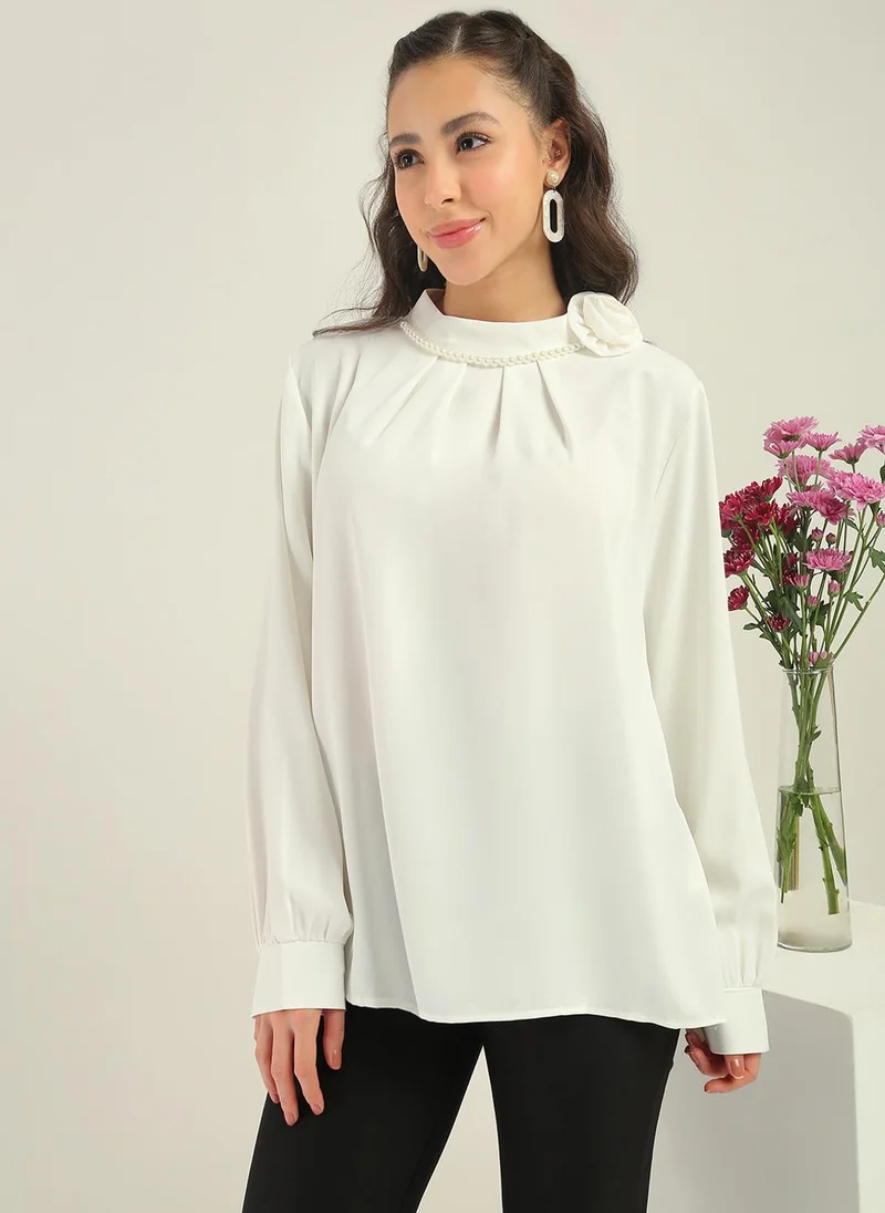 جلو باص Globus Women White Cuffed Sleeves Round Neck Pearl Chain Detail Floral Applique Pleated Party Top
