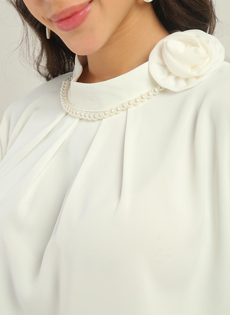 globus بلوزة نسائية بيضاء بأكمام مطوية وياقة دائرية بتفاصيل سلسلة لؤلؤ وزخارف زهرية مطرزة ومجعدة للحفلات - Image 5