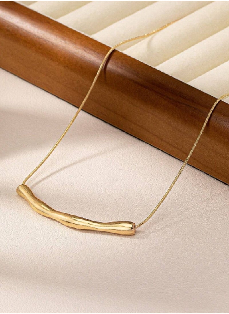مانيكان - قلادة نسائية أنيقة من الفولاذ المقاوم للصدأ بتصميم شريط ذهبي بسيط - Image 1