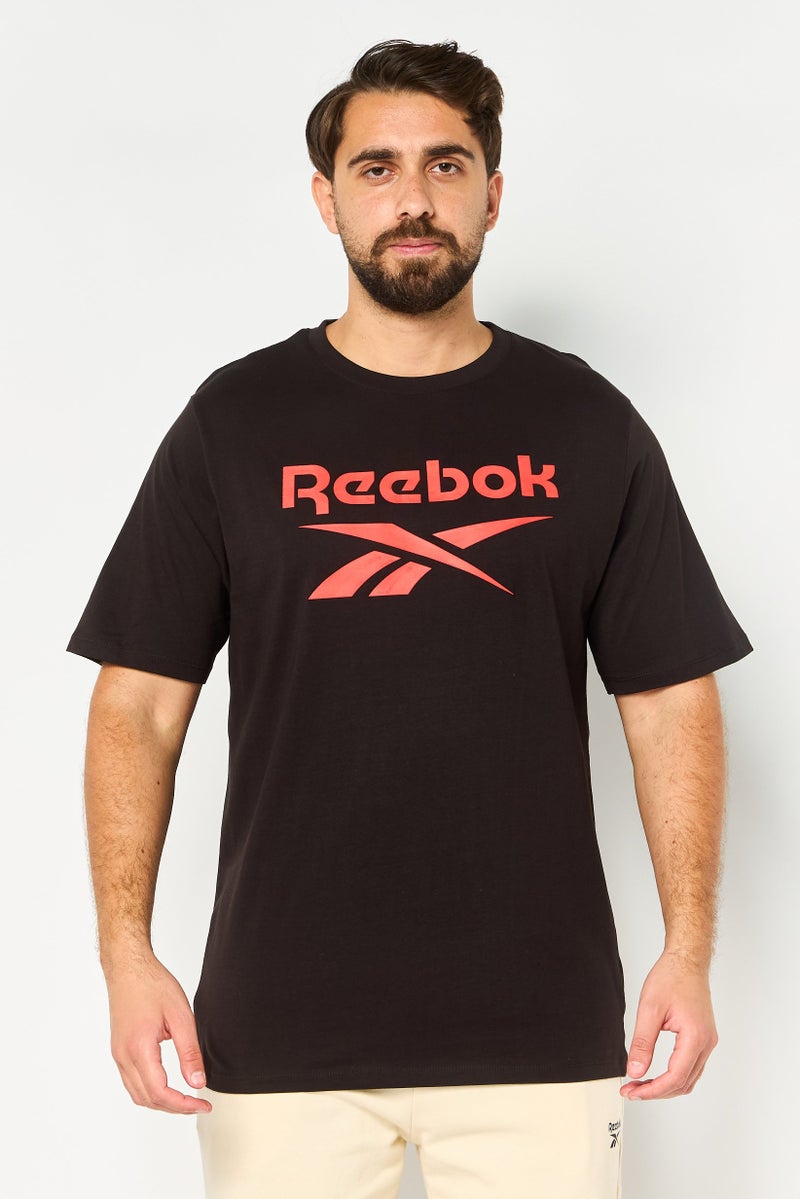 Reebok تي شيرت رياضي للرجال بأكمام قصيرة مناسب في الهواء الطلق، أسود - Image 1