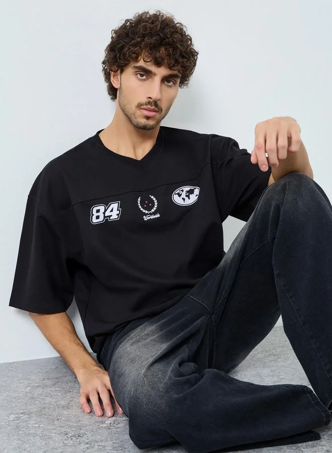 ستايلي تيشيرت بقصة مربعة بطبعة جرافيك