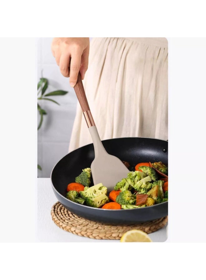 الأم مجموعة أدوات مطبخ سيليكون من HOOJO® مكونة من 10 قطع - أدوات طهي مقاومة للحرارة بمقابض ذهبية وردية اللون وخشبية الطراز - ملاعق مسطحة، ملاعق، ملعقة تقديم المعكرونة، مغرفة وفرشاة دهن - آمنة للاستخدام على الأسطح غير اللاصقة (لون كاكي) - Image 3