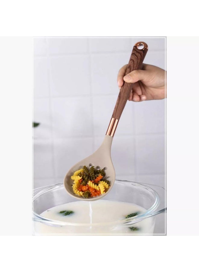 الأم مجموعة أدوات مطبخ سيليكون من HOOJO® مكونة من 10 قطع - أدوات طهي مقاومة للحرارة بمقابض ذهبية وردية اللون وخشبية الطراز - ملاعق مسطحة، ملاعق، ملعقة تقديم المعكرونة، مغرفة وفرشاة دهن - آمنة للاستخدام على الأسطح غير اللاصقة (لون كاكي) - Image 2