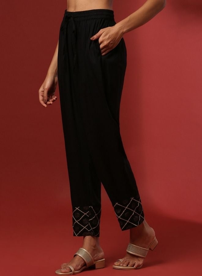 Abhishti Straight pants with print patch-black  - Image 2