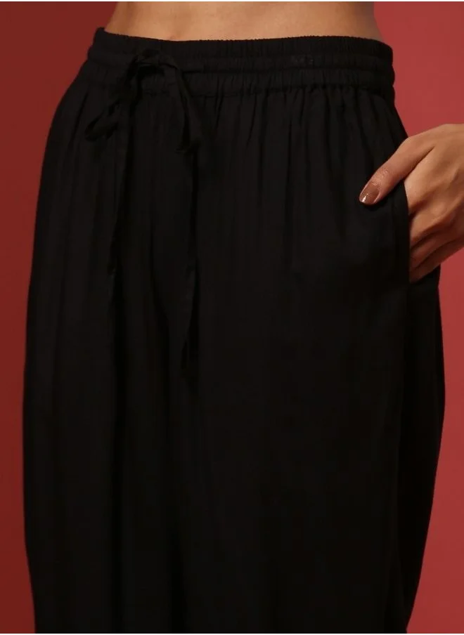 Abhishti Straight pants with print patch-black