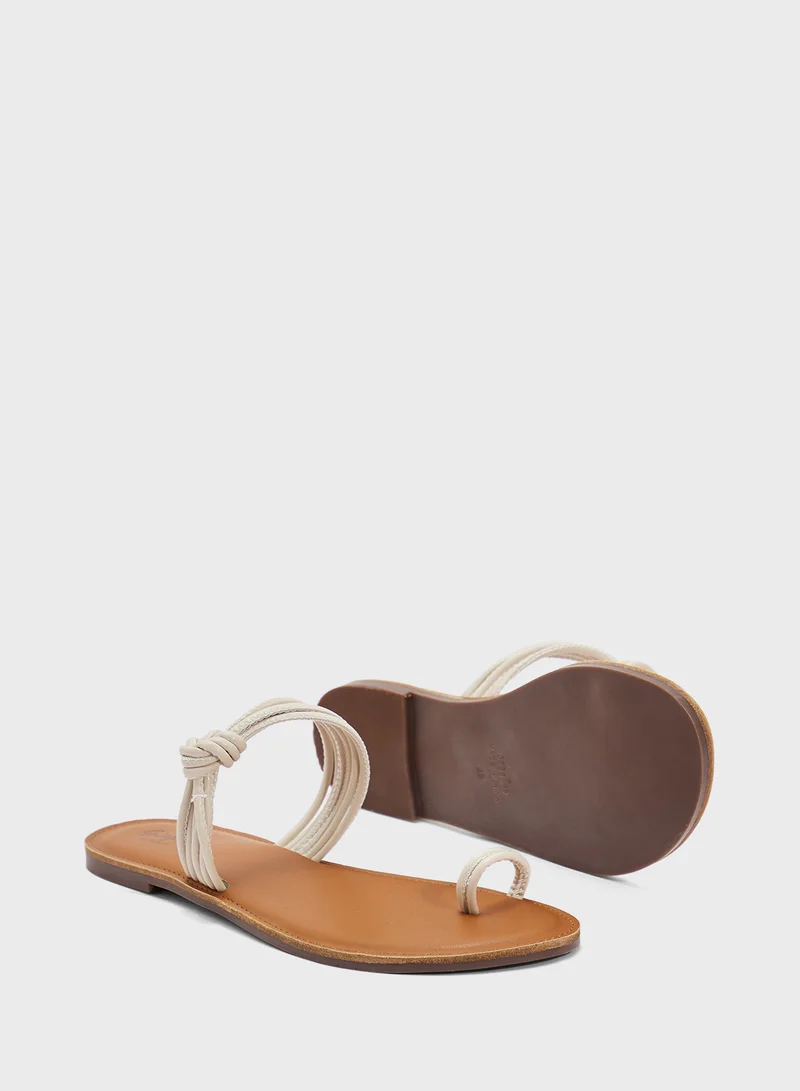 جينجر صندل كاجوال بأصبع