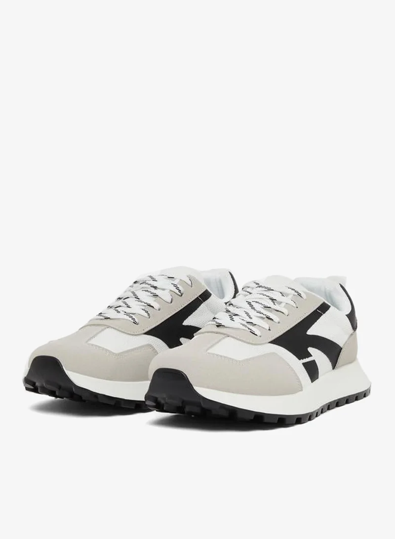 ستايلي سنيكرز بكعب سميك برباط وتفاصيل دانتيل