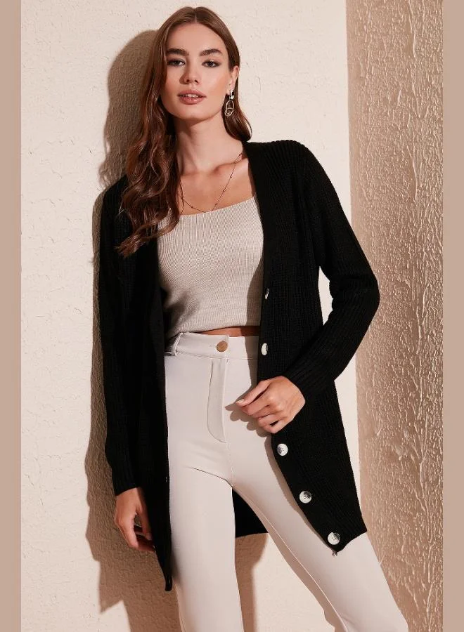 ليلا كارديجان طويل محبوك بياقة على شكل حرف  وأزرار للنساء من ليلا مقاس عادي