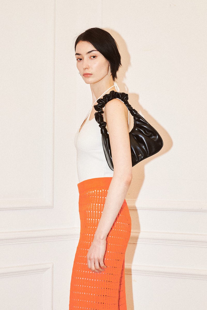 JW PEI حقيبة هوبو نسائية من جي دبليو بي آي - غابي مجعد - سوداء - Image 2