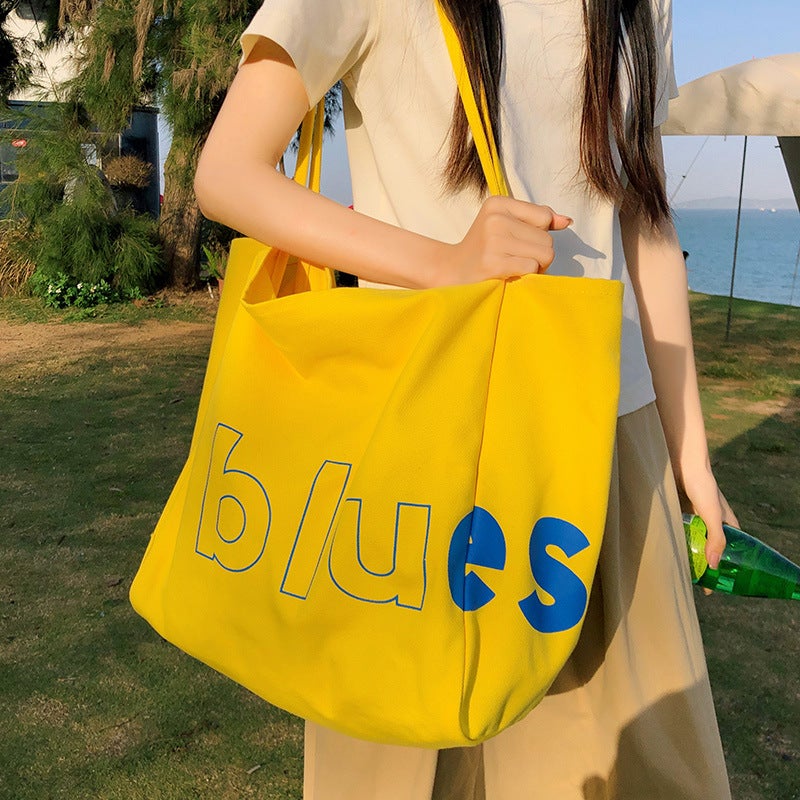 حقيبة يد كبيرة بطبعات حروف عصرية - Image 1